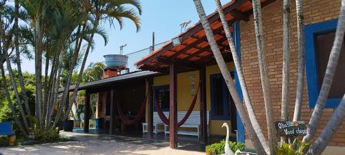 a building with palm trees in front of it at Chácara Sorriso 1 em Atibaia in Atibaia