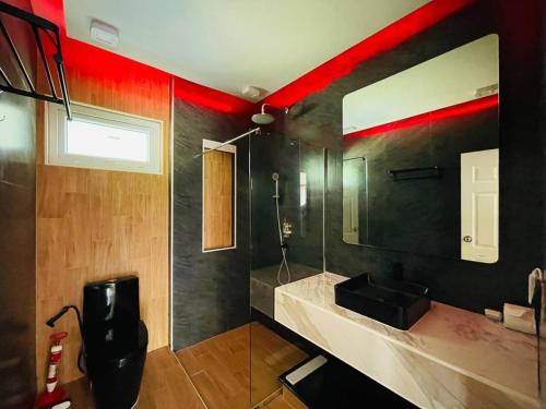 y baño con lavabo y espejo. en Private Pattaya Resort en Nong Prue