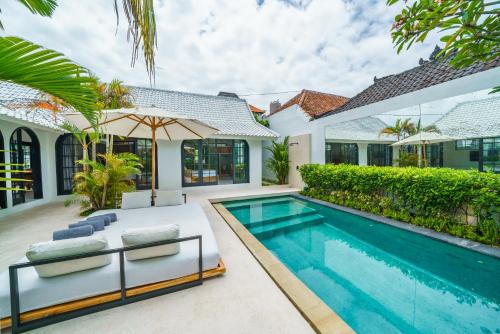 チャングーにあるVilla Mellow - Lovely 2 bdr villa close to the beach in Canggu !のスイミングプール付きのヴィラの外観