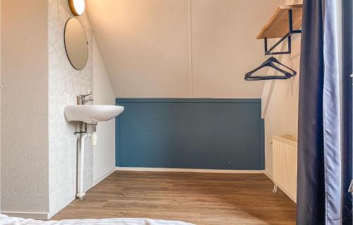 Bathroom sa Stunning Home In Ewijk With Wifi