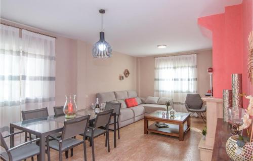 ニハルにある4 Bedroom Stunning Home In Níjarのソファとテーブルのあるリビングルーム