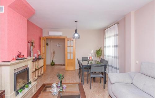 ニハルにある4 Bedroom Stunning Home In Níjarのソファとテーブルのあるリビングルーム