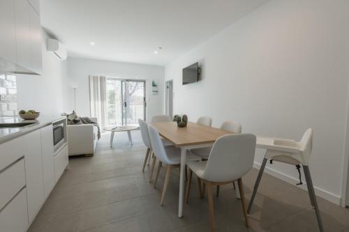 Η κουζίνα ή μικρή κουζίνα στο Beach & Bay Stay Motel