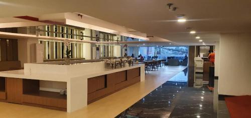 a lobby with a kitchen and a dining area at Grand G7 Hotel Pasar baru in Jakarta