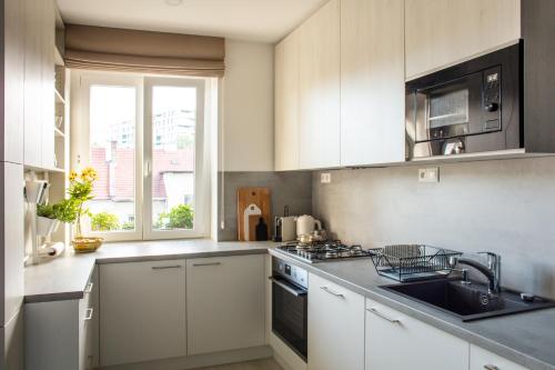 Kuchyň nebo kuchyňský kout v ubytování Light Room by Zoom Apartments