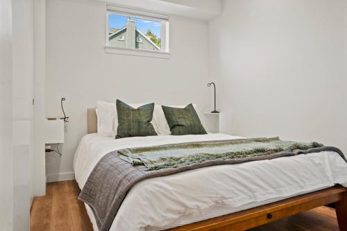 Ένα ή περισσότερα κρεβάτια σε δωμάτιο στο NEW Bright Capitol Hill Condo, Great Location Views