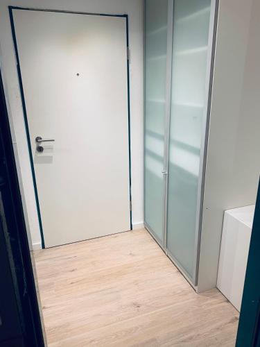a glass door in a room with a wooden floor at Whg 4 Ferienwohnung Wuppertal Ronsdorf mitten im Bergischen Land in Wuppertal