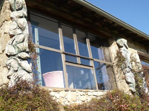 een raam aan de zijkant van een stenen gebouw bij La Verdine in Vérin