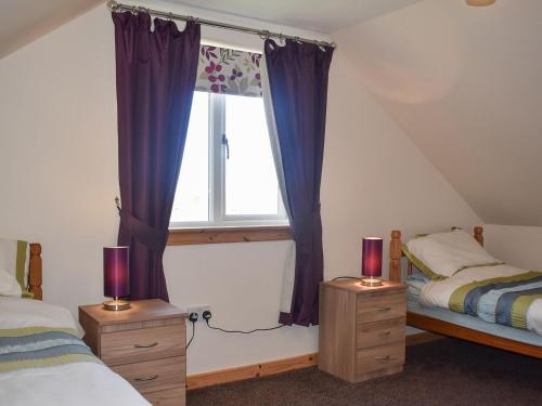 Postel nebo postele na pokoji v ubytování Lochboisdale Cottage