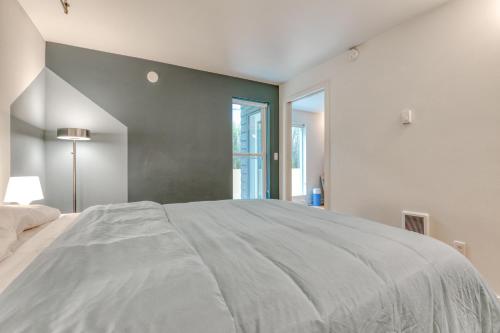 a bedroom with a large white bed and windows at Portland Blues in Portland