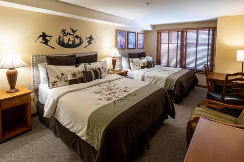 una habitación de hotel con 2 camas y una silla en 2215 - Two Bedroom Standard Eagle Springs East condo, en Solitude