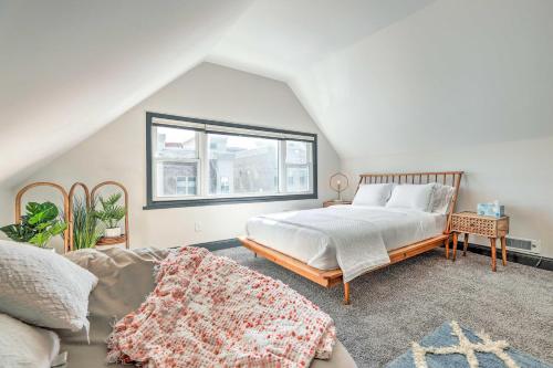 una camera con un grande letto e una finestra di Beautiful Historic Cincy Home Walk to OTR! a Cincinnati