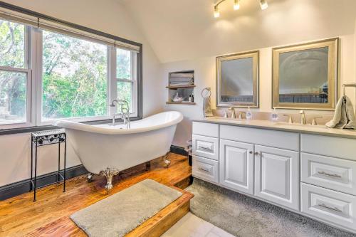 un bagno con vasca, 2 lavandini e una grande finestra di Beautiful Historic Cincy Home Walk to OTR! a Cincinnati