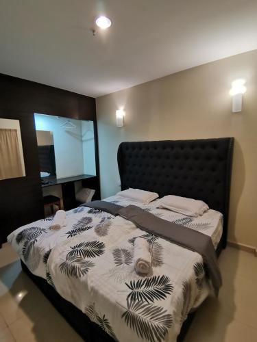 Katil atau katil-katil dalam bilik di Spacious & Homey Apartment at Marina Island by JoMy Homestay