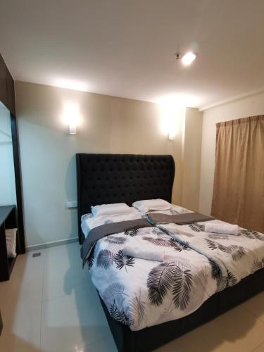 Katil atau katil-katil dalam bilik di Spacious & Homey Apartment at Marina Island by JoMy Homestay