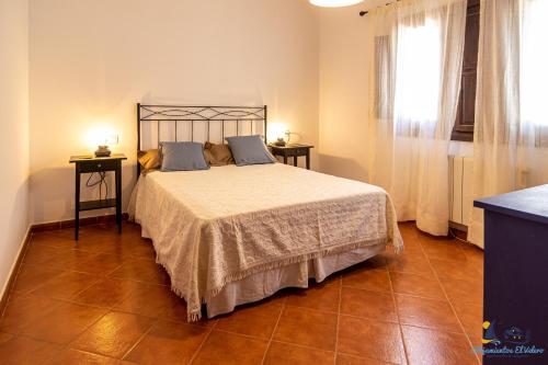 ein Schlafzimmer mit einem Bett mit zwei Nachttischen und zwei Fenstern in der Unterkunft El Velero Sotillo La Jarana Piscina Parking in San José