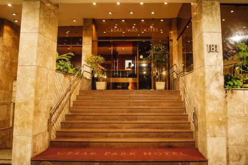 un conjunto de escaleras frente a un edificio en César Park Hotel en Juiz de Fora