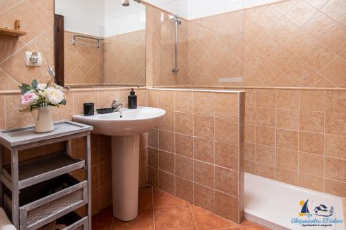 ein Badezimmer mit einem Waschbecken, einer Dusche und einer Badewanne in der Unterkunft El Velero Sotillo La Jarana Piscina Parking in San José