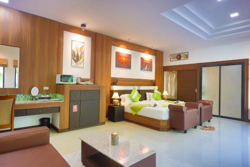 - une chambre avec un lit, un bureau et un canapé dans l'établissement 3Z Pool Villa and Hotel, à Ban Huai Yai