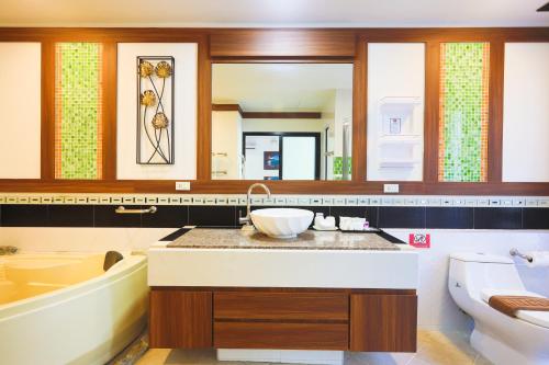 La salle de bains est pourvue d'une baignoire, d'un lavabo et d'une baignoire. dans l'établissement 3Z Pool Villa and Hotel, à Ban Huai Yai