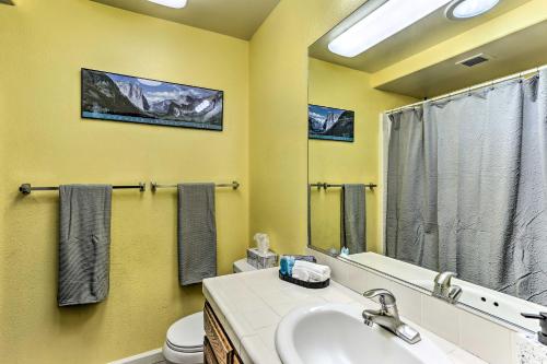 La salle de bains est pourvue d'un lavabo, de toilettes et d'un miroir. dans l'établissement Peaceful Fresno Home, Near Popular Wineries!, à Fresno