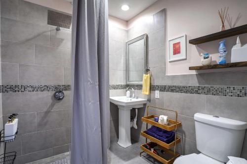 ein Bad mit einem WC, einem Waschbecken und einer Dusche in der Unterkunft Cozy Philadelphia Studio, Near Center City! in Philadelphia