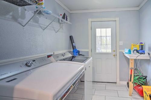 uma cozinha com um lavatório e um fogão em Family-Friendly Baton Rouge Abode with Patio! em Baton Rouge
