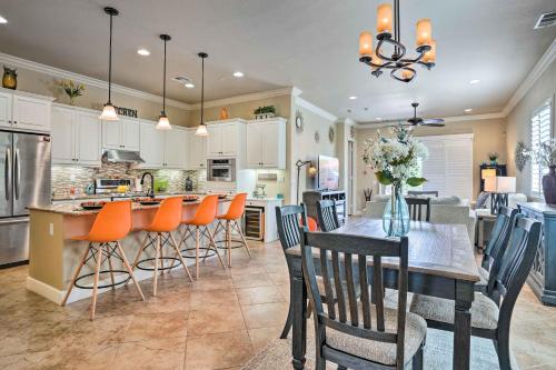 Η κουζίνα ή μικρή κουζίνα στο Indio Home with Private Pool and Community Amenities