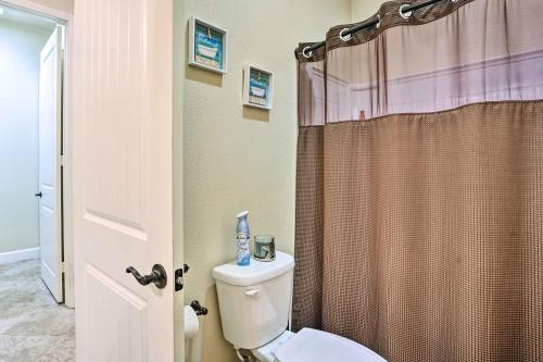 Ένα μπάνιο στο Indio Home with Private Pool and Community Amenities