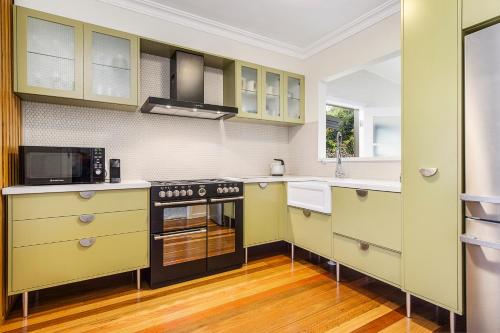 Η κουζίνα ή μικρή κουζίνα στο ONDINE, 4 Belmore Street