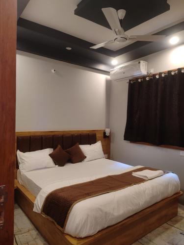 Letto o letti in una camera di Devi Residency - Near Prem Mandir Bankey Bihari Vrindavan