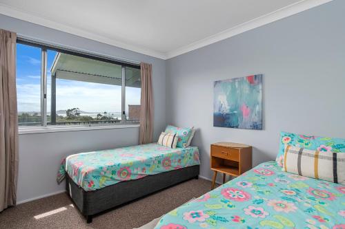 1 dormitorio con 2 camas y ventana en Sea View, 3 Hodgson Street, en Crescent Head