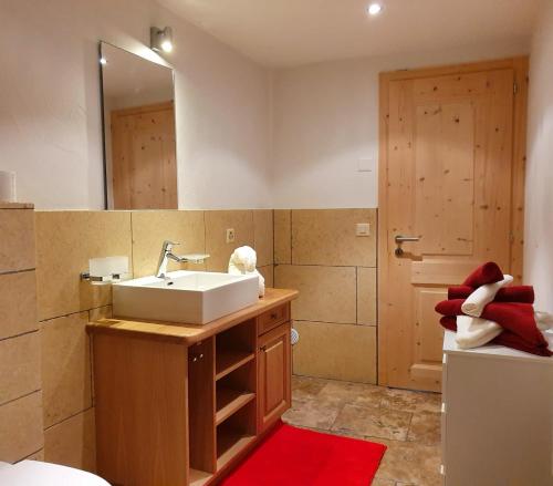 Ванна кімната в Magnifique et cosy chalet La Marmotte, St-Martin, Val d'Hérens