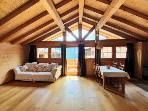 Giường trong phòng chung tại Magnifique et cosy chalet La Marmotte, St-Martin, Val d'Hérens