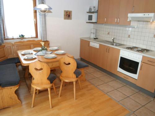 Una cocina o zona de cocina en Chalet in Alps with Private Sauna