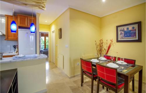 Kuchyň nebo kuchyňský kout v ubytování 2 Bedroom Cozy Apartment In Orihuela