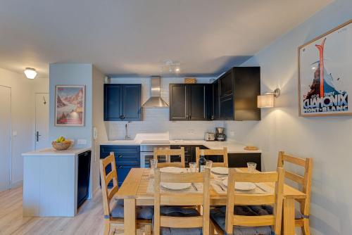 uma cozinha e sala de jantar com mesa e cadeiras em Apartment Fermes du Montenvers B2- Alpes Travel - Central Chamonix (sleeps 4-5) em Chamonix-Mont-Blanc