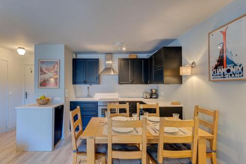 Kuchyňa alebo kuchynka v ubytovaní Apartment Fermes du Montenvers B2- Alpes Travel - Central Chamonix (sleeps 4-5)
