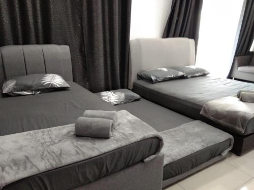 コタバルにあるTapeer Homestay 19CC188 @D Perdana Kota Bharuのベッドルーム1室(ツインベッド2台、椅子付)