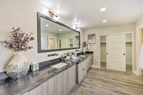 uma casa de banho com 2 lavatórios e um espelho grande em Scottsdale Oasis with Pool and Putting Green! em Scottsdale