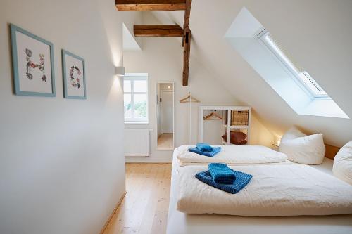 a attic bedroom with two beds and a skylight at Gutshof Schirgiswalde in Schirgiswalde