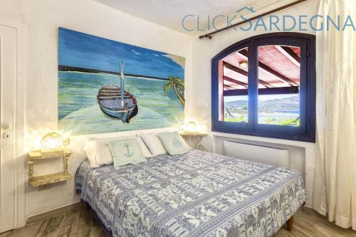 1 dormitorio con 1 cama y una pintura de un barco en Costa Corallina Villa con spiaggia sotto casa e vista meravigliosa, en Costa Corallina