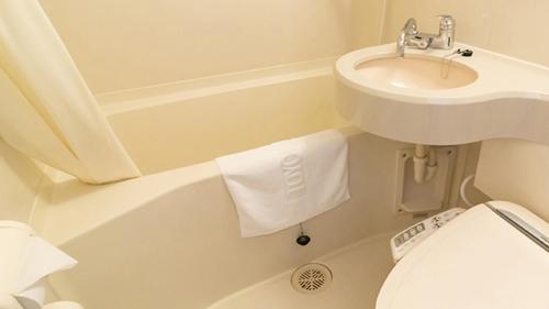 Baño pequeño con aseo y lavamanos en Toyoko Inn Kita-asaka-eki Nishi-guchi en Asaka