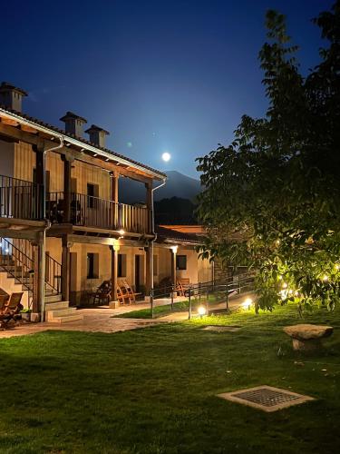 Taman di luar APARTAMENTOS DOÑA JIMENA DEL AMBROZ 4 Estrellas complejo único en el centro del pueblo