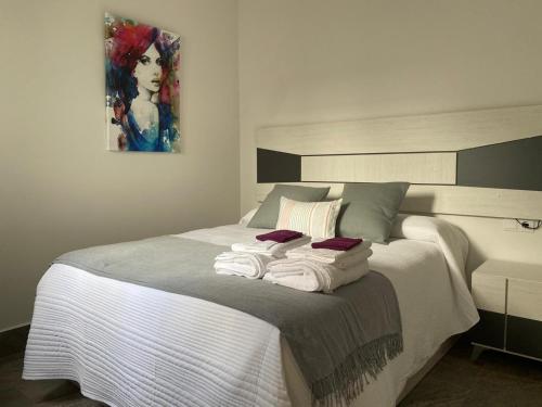 - une chambre avec un lit et des serviettes dans l'établissement Casa Feria, à Algodonales