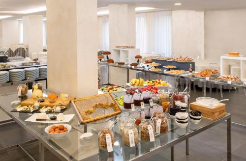 una linea a buffet con molti tipi di cibo diversi di Sport Village Hotel & Spa a Castel di Sangro