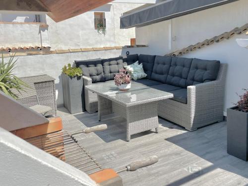 un patio con un sofá azul y una mesa en Casa Elizabeth, en Altea