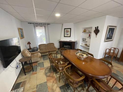 a living room with a table and chairs and a television at Senia Tomaset II in Onil