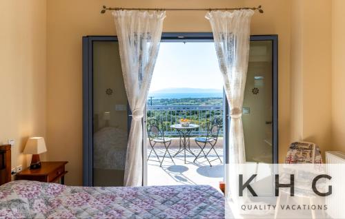 Ένα ή περισσότερα κρεβάτια σε δωμάτιο στο Villa Xenia in Karavados village, private Pool, Barbecue, Top view!