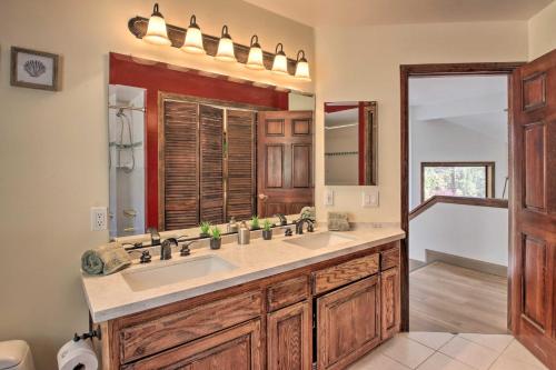 Un baño con lavabo y un espejo grande. en Pine Mountain Club Getaway with Foosball Table!, en Pine Mountain Club